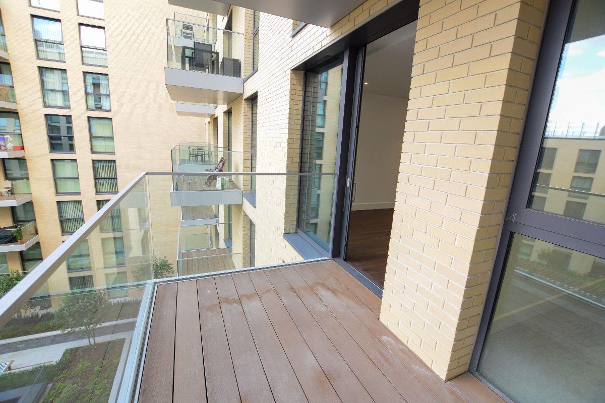 14 Piazza Walk, London
